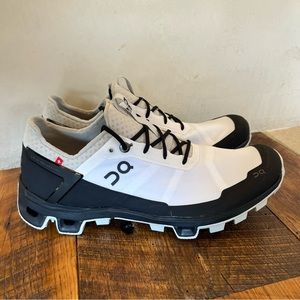 Great Condition Womens On Running Cloudventure Peak Shoes Size 9